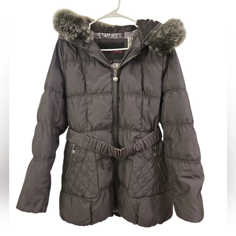 BETSEY JOHNSON DOWN BLEND PUFFER COAT WITH FAUX FUR HOOD AND BELTED WAIST. SZ MD